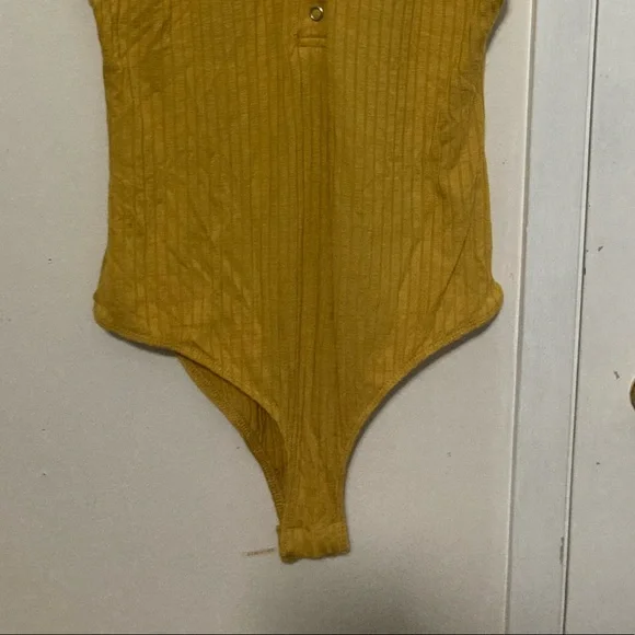 This mustard yellow bodysuit from fashion nova is a size M AU and is detachable - Picture 4 of 4